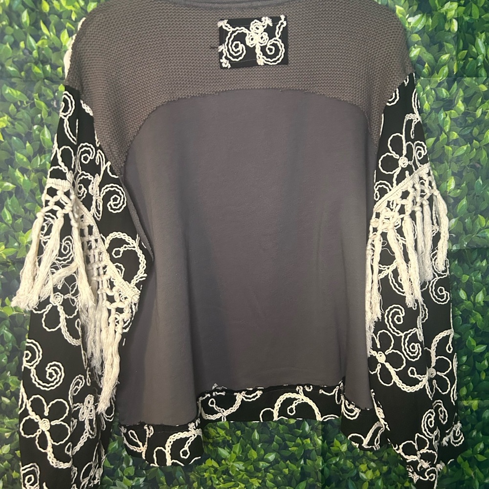 🖤🤍🖤 POL Black Sweatshirt with White Crochet Fringe 🖤🤍🖤 - Picture 6 of 6